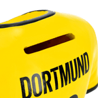 Vue détaillée d'une tirelire jaune du BVB portant l'inscription « DORTMUND » en noir ; un article de fan du Borussia Dortmund, idéal pour les cadeaux en argent ou comme décoration.