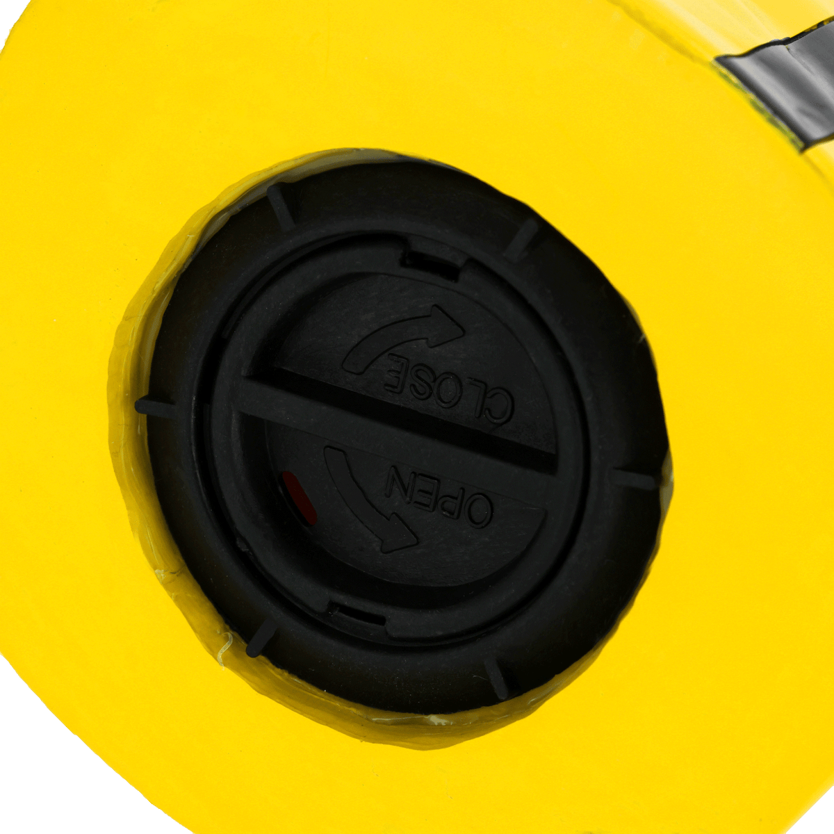 Vue détaillée d'un bouchon à vis noir permettant d'ouvrir et de fermer le flacon, sur un fond jaune.