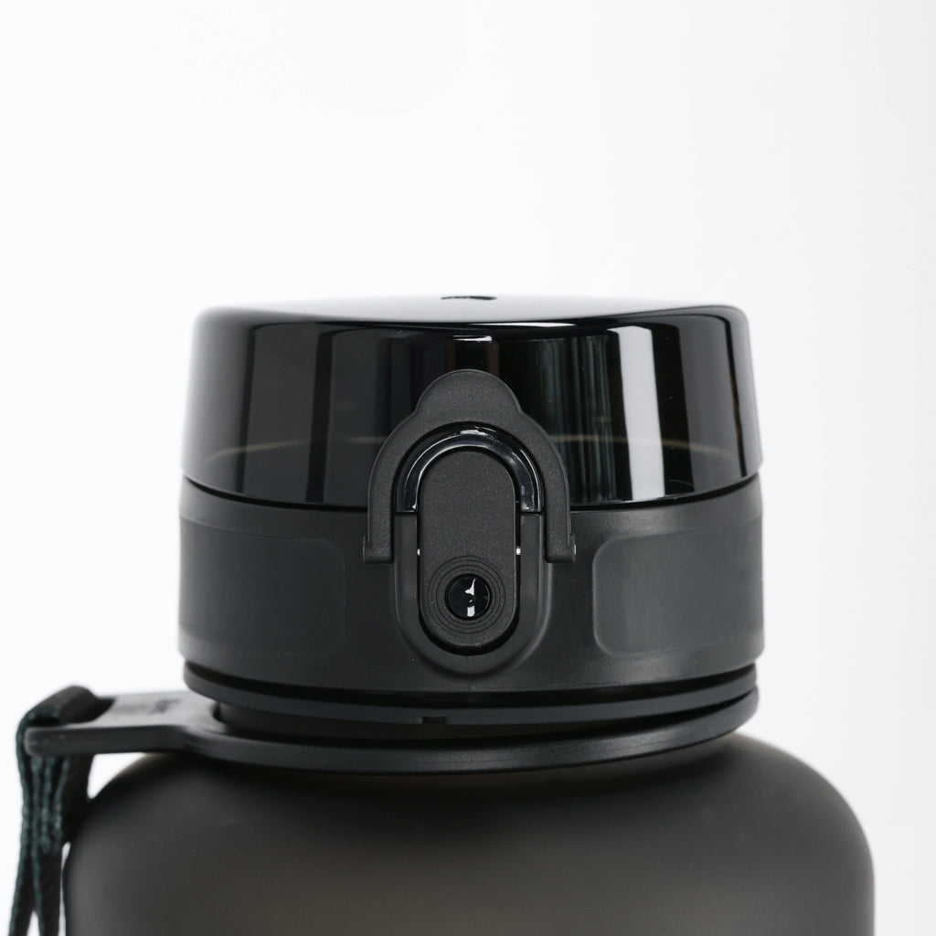 Schwarze BVB Trinkflasche XXL mit robustem Design, ideal für Fans und für sportliche Aktivitäten geeignet.