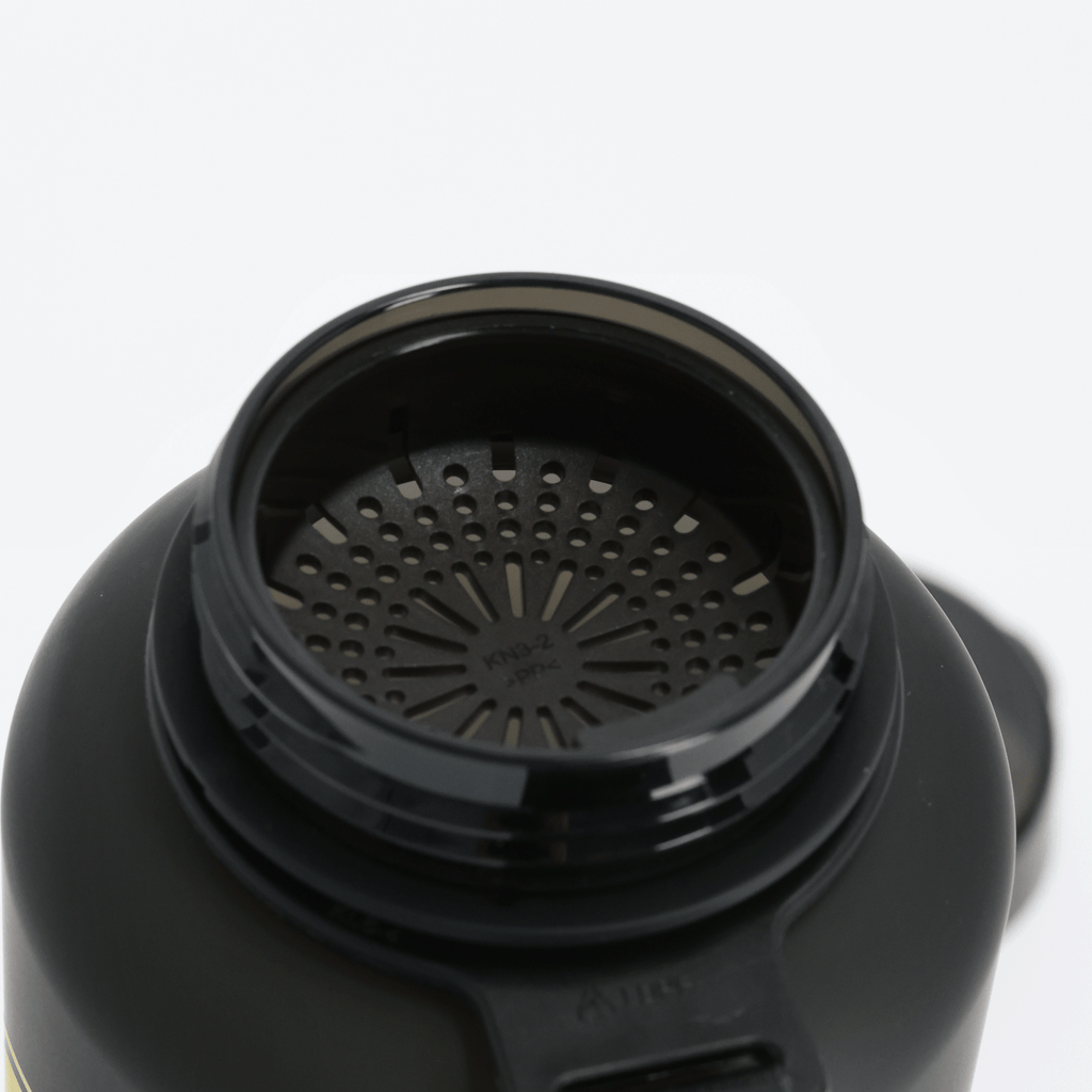 Schwarze XXL-Trinkflasche von Borussia Dortmund mit integriertem Sieb, perfekt für Sport und Freizeit.