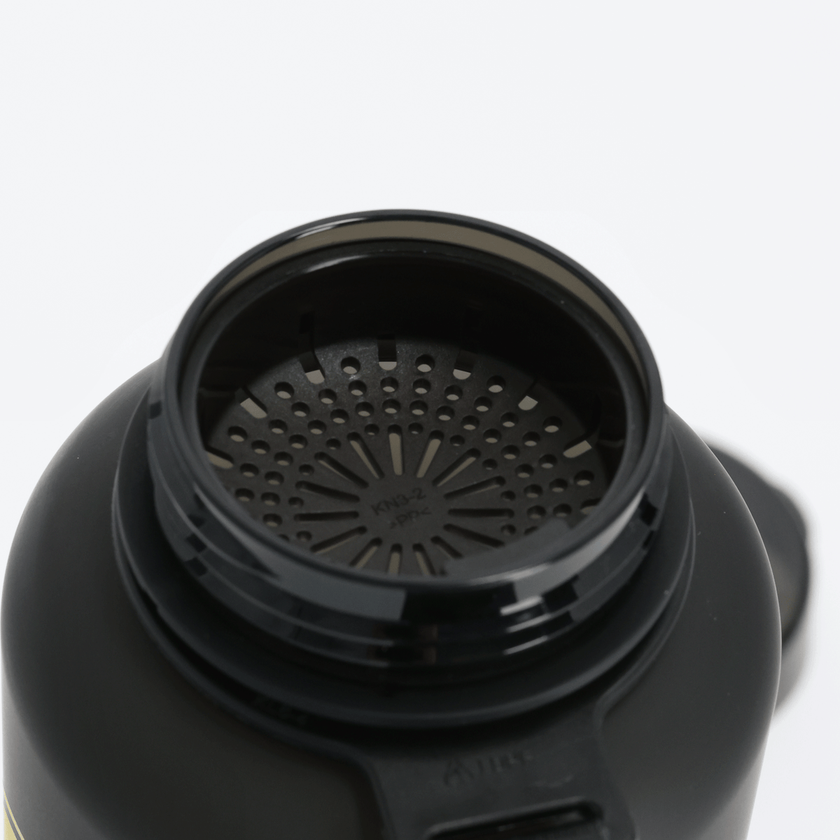 Schwarze XXL-Trinkflasche von Borussia Dortmund mit integriertem Sieb, perfekt für Sport und Freizeit.