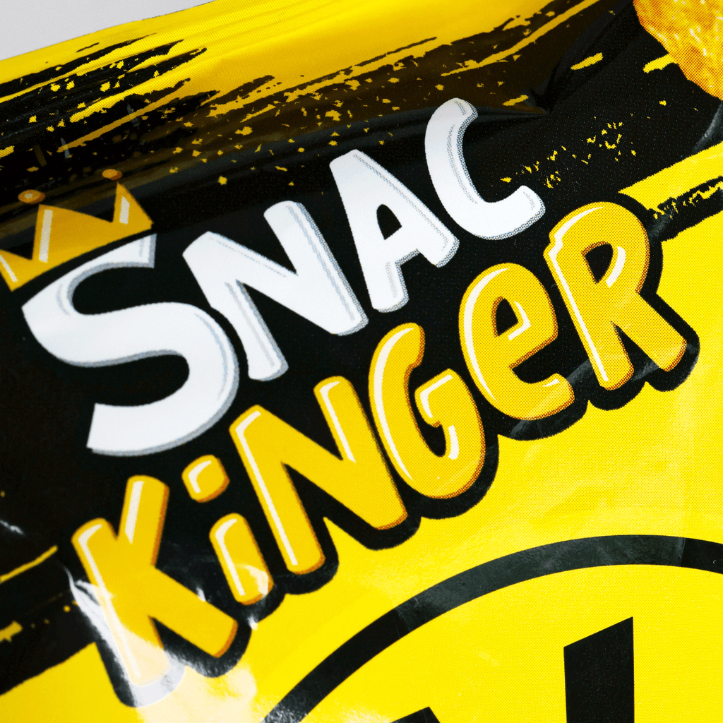 Emballage des boulettes de fromage du BVB, au design noir et jaune arborant le logo du BVB bien visible et l'inscription « Snack König ».
