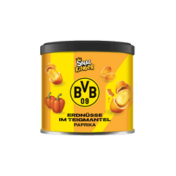 Cacahuètes enrobées de pâte au paprika du BVB, dans une boîte jaune arborant le logo du BVB, des illustrations de cacahuètes et de poivrons, ainsi que l'inscription « Cacahuètes enrobées de pâte au paprika ».