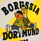 『セサミストリート』のアーニーとバートが描かれた、黒と黄色のBVBバスタオル（70×140 cm）。大きな「Borussia Dortmund」の文字も入っており、ファンや子供たちに最適です。