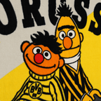 BVB『セサミストリート』バスタオル 70×140 cm。アーニーとバートが描かれた黒と黄色のデザインにBVBのロゴが入っており、子供向けのファンアイテムとして最適です。