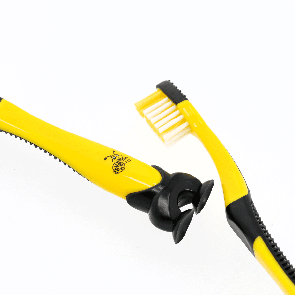 Das BVB Kinderzahnbürste Set besteht aus zwei Zahnbürsten in schwarzgelber Optik mit EMMA-Motiv und passendem Standfuß. Perfekt für kleine Borussia Dortmund Fans.