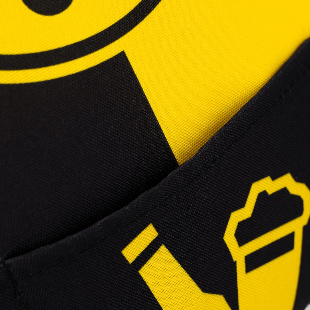 Coussin apéritif aux couleurs noir et jaune du BVB, doté de trois poches intégrées, idéal pour les supporters du Borussia Dortmund.