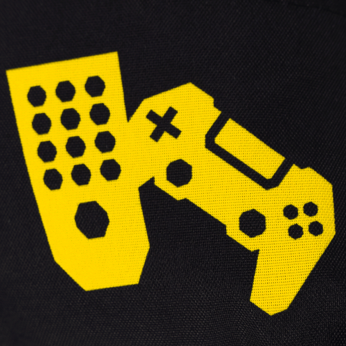Cojín del BVB en negro y amarillo con prácticos bolsillos, decorado con un llamativo diseño de mando de videojuegos, ideal para los aficionados a los videojuegos.