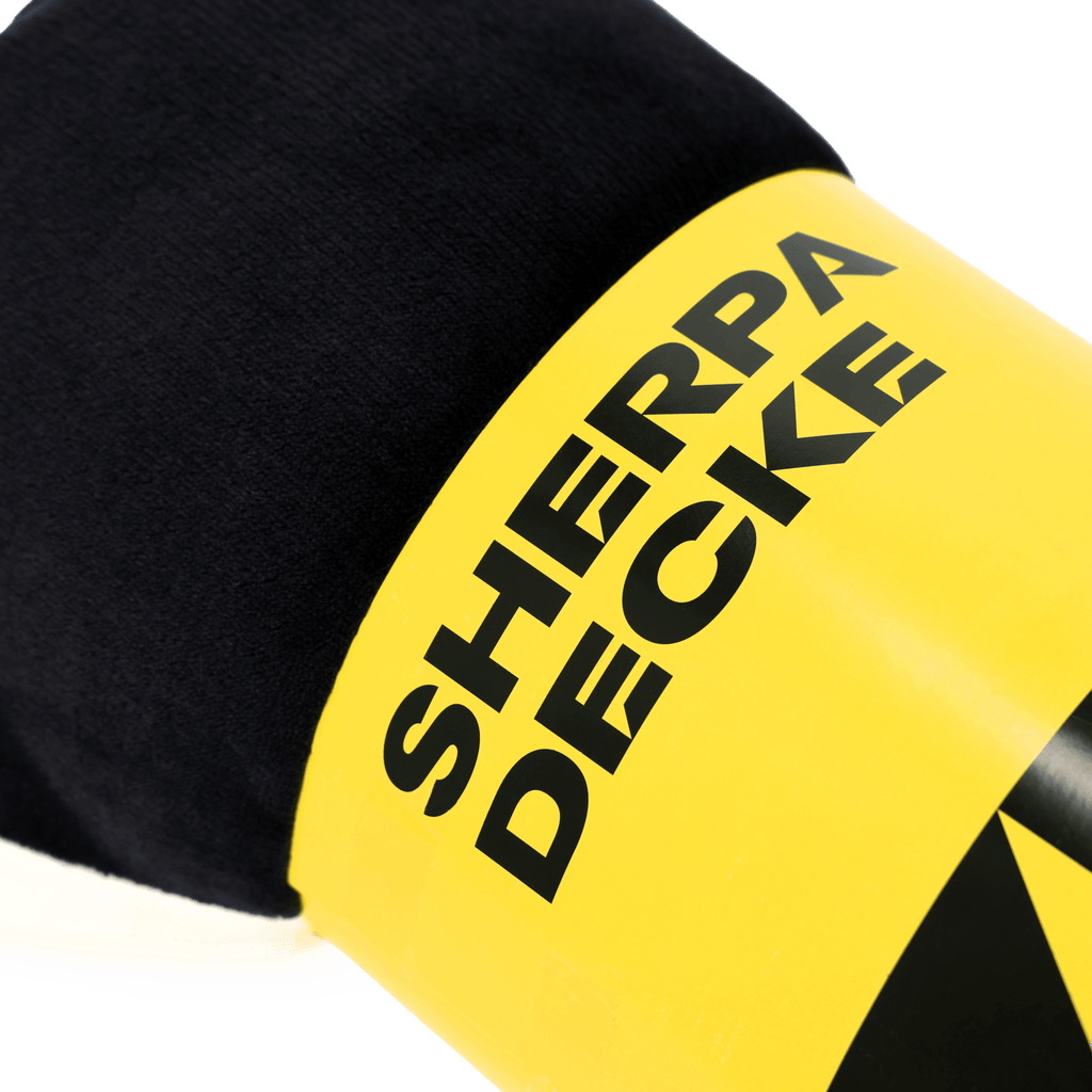 Kuschelige BVB-Decke mit Sherpa-Futter in schwarzgelb, ideal für Fans von Borussia Dortmund, verpackt mit gelbem Etikett und BVB-Design.