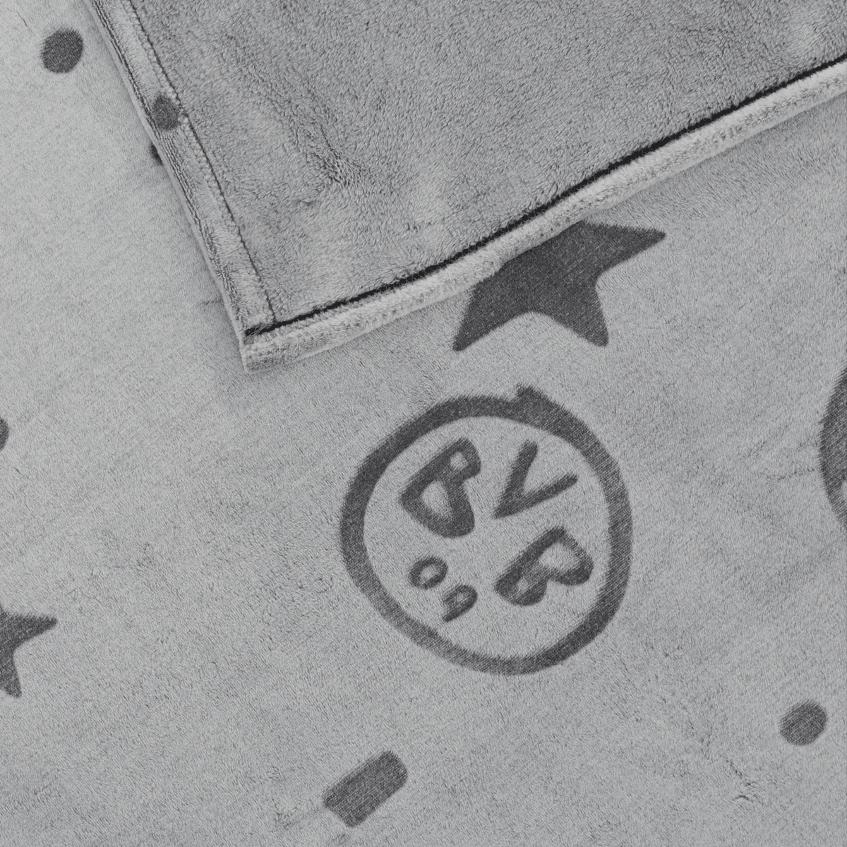 Graue BVB Kinder-Fleecedecke mit BVB 09 Logo und dekorativem Sternen-Muster aus weichem Material für gemütliche Fan-Momente.