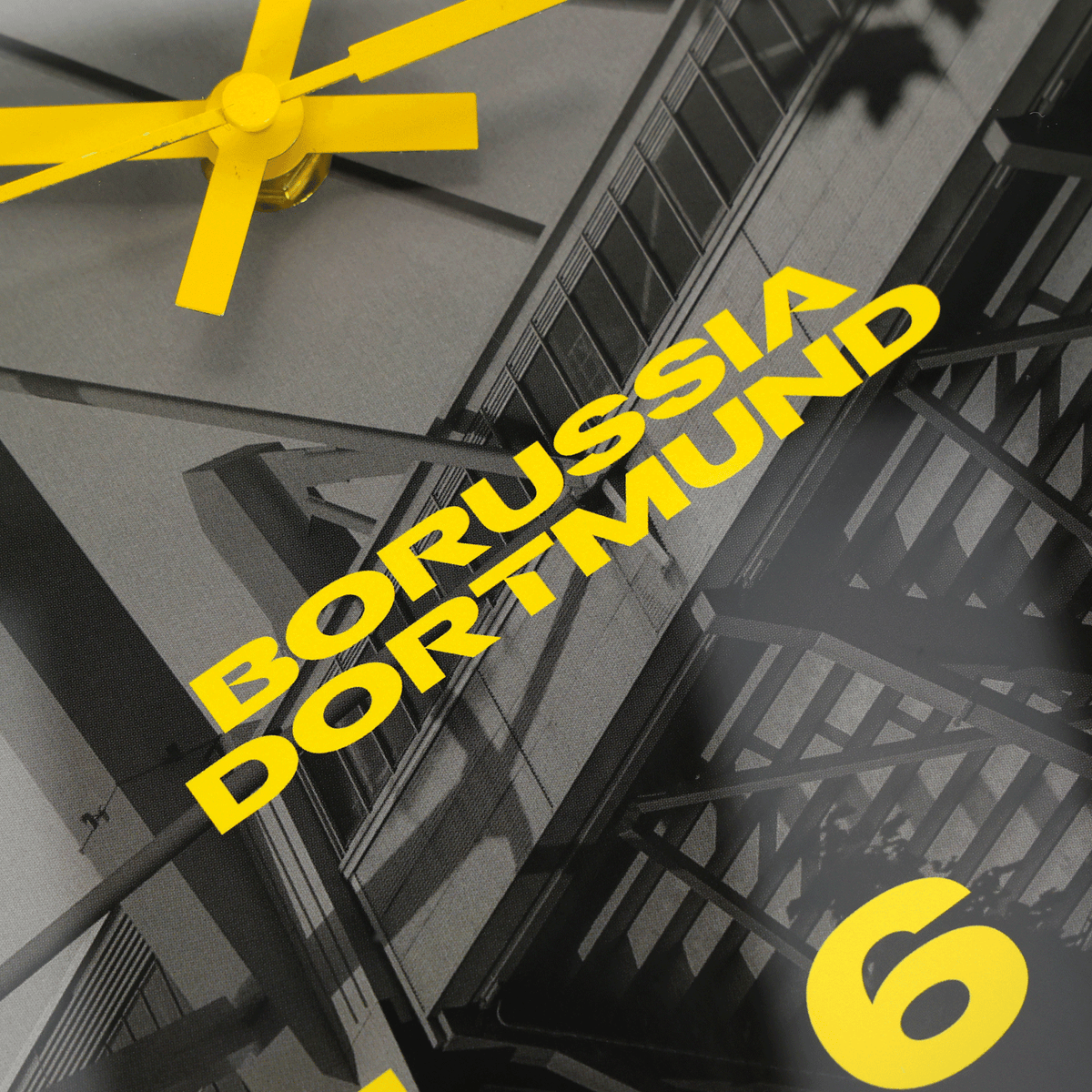 Reloj de pared del BVB de alta calidad con un elegante diseño inspirado en el estadio y el llamativo logotipo del Borussia Dortmund en negro y amarillo, ideal para los aficionados.