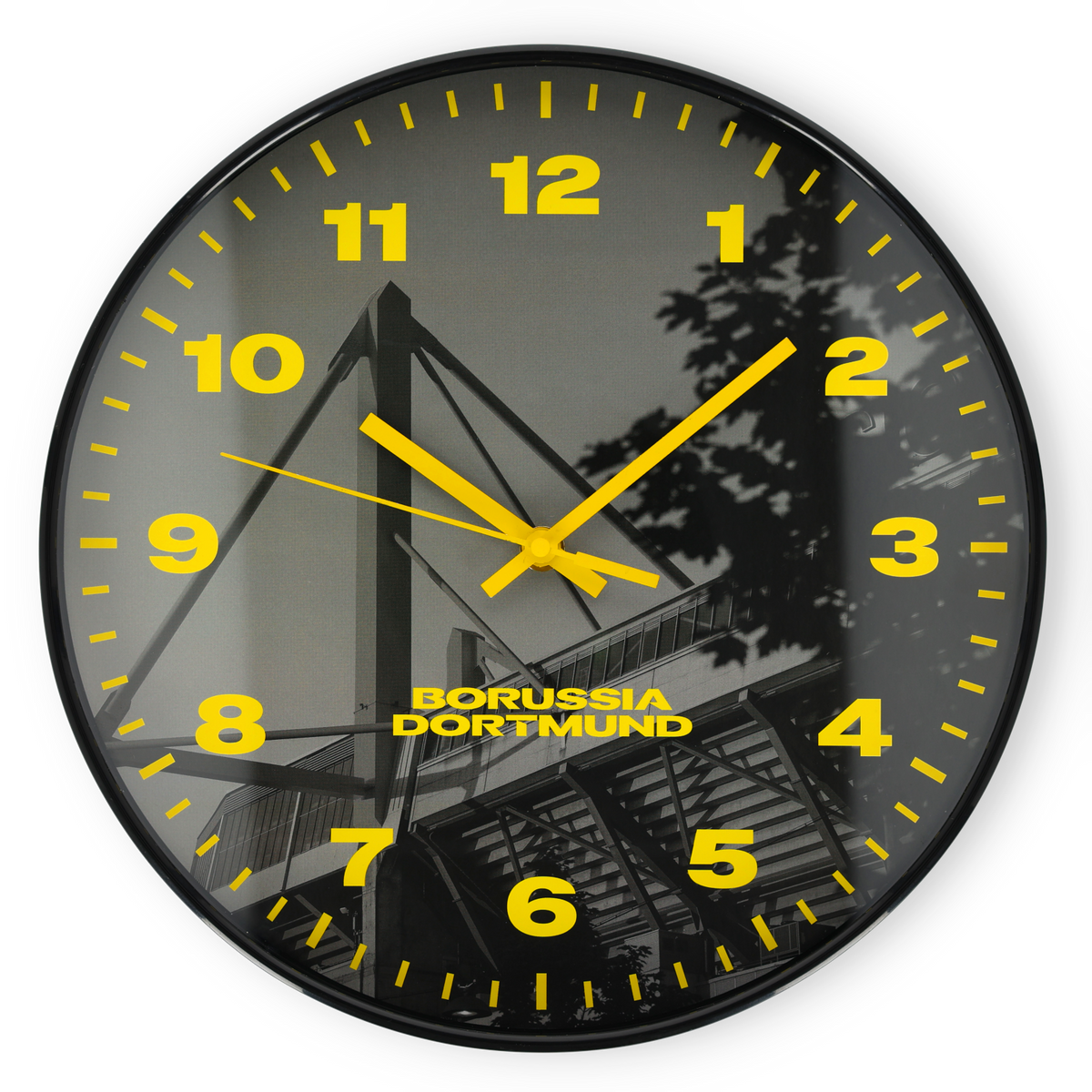 Reloj de pared del BVB con diseño en negro y amarillo, con agujas y números amarillos, y una ilustración del SIGNAL IDUNA PARK al fondo.