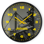 Reloj de pared del BVB con diseño en negro y amarillo, con agujas y números amarillos, y una ilustración del SIGNAL IDUNA PARK al fondo.