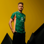 Grünes Borussia Dortmund Torwarttrikot der Saison 25–26 mit Vodafone-Logo, BVB-Emblem und Puma-Logo auf der Vorderseite.