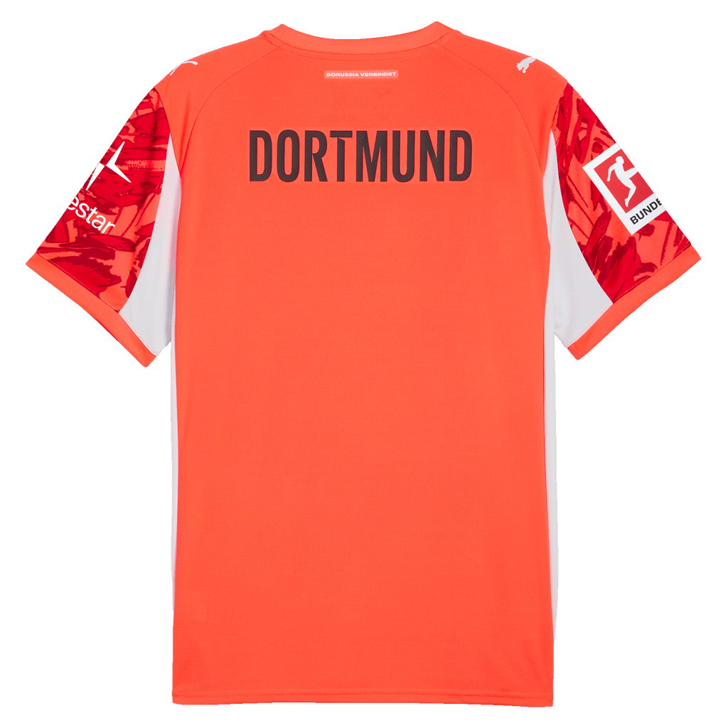 Das rote BVB-Torwarttrikot 2025/26 in Rückansicht mit schwarzem Schriftzug 'Dortmund', Bundesliga-Logo, Puma-Logo und Polestar-Sponsor auf den Ärmeln.