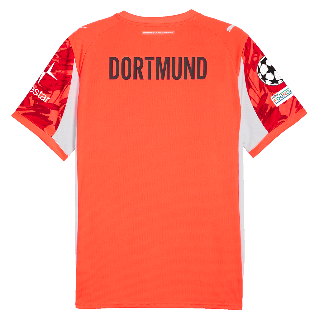 Rotes BVB-Torwarttrikot 2025/26 in Rückansicht, mit DORTMUND-Schriftzug und roten Ärmelmustern.