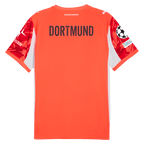 Rotes BVB-Torwarttrikot 2025/26 in Rückansicht, mit DORTMUND-Schriftzug und roten Ärmelmustern.