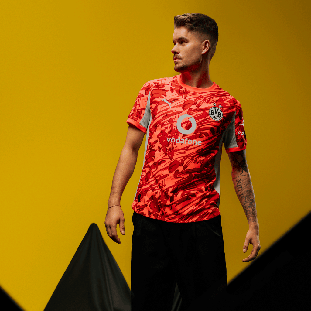 Rotes Borussia Dortmund Torwarttrikot der Saison 25-26 mit auffälligem Muster, Vodafone-Logo, BVB-Emblem und Puma-Logo in der Vorderansicht dargestellt