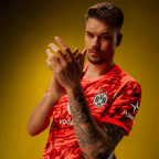 Rotes Borussia Dortmund Torwarttrikot der Saison 2025/26 mit modernem Muster, PUMA-Logo, BVB-Emblem, zwei Sternen, Polestar-Logo und Vodafone-Schriftzug auf der Brust.