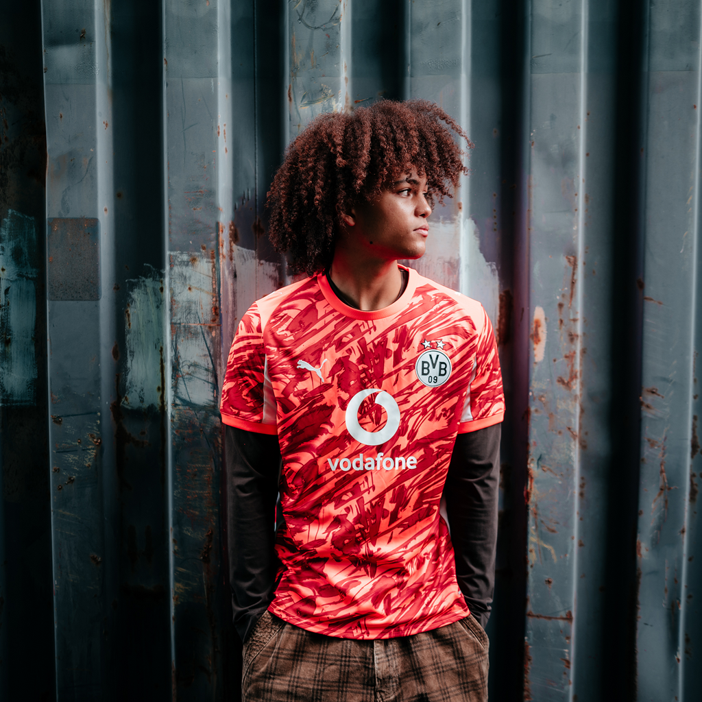 Rotes Borussia Dortmund Torwarttrikot 2025/26 mit Vodafone-Logo, BVB-Logo und Puma-Logo, Vorderansicht.