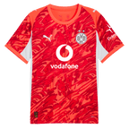 Das rote BVB-Torwarttrikot der Saison 2025/26 mit auffälligem Muster, weißen Ärmeln, weißem Vodafone-Logo, BVB-Emblem, Polestar-Logo und Puma-Logo auf der Vorderseite.