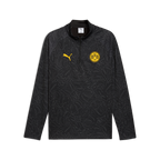 Schwarzes BVB Warm Up Zip-Shirt mit dezentem Muster, gelbem BVB-Logo und PUMA-Logo auf der Vorderseite, langärmelig, Teil der Kollektion 2025/2026.