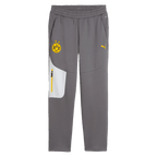 Sportliche BVB PUMA Tech Freizeithose in Anthrazit mit gelbem BVB-Logo, PUMA-Emblem und kontrastierenden Details, ideal für Fans und Sportaktivitäten.