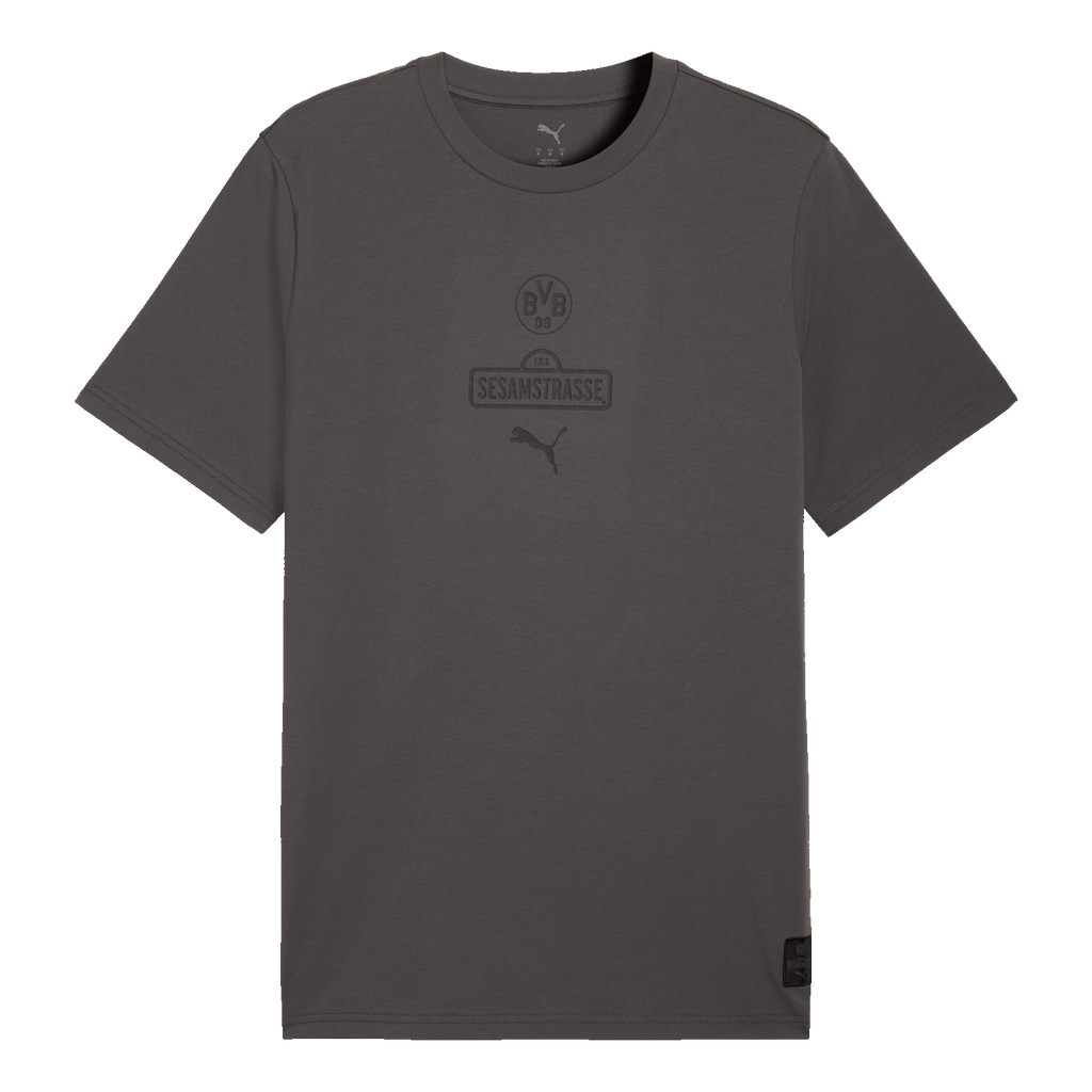 Camiseta gris del BVB con motivos de Barrio Sésamo para hombre, con el escudo del BVB, el logotipo de Barrio Sésamo y el logotipo de PUMA, mostrada en vista frontal.