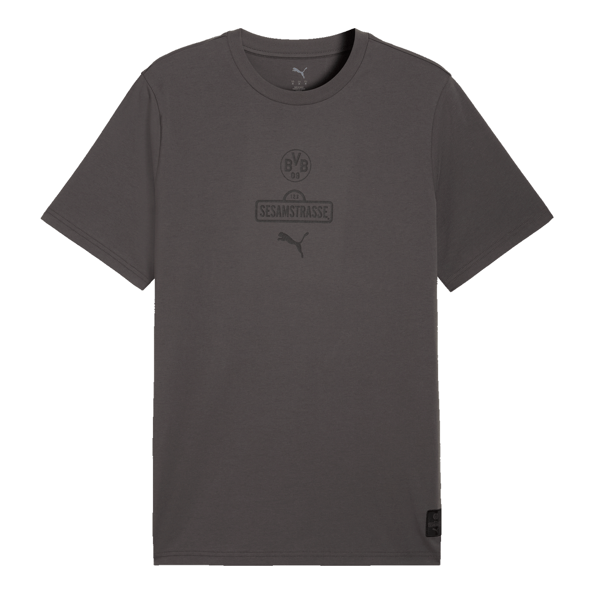 Camiseta gris del BVB con motivos de Barrio Sésamo para hombre, con el escudo del BVB, el logotipo de Barrio Sésamo y el logotipo de PUMA, mostrada en vista frontal.