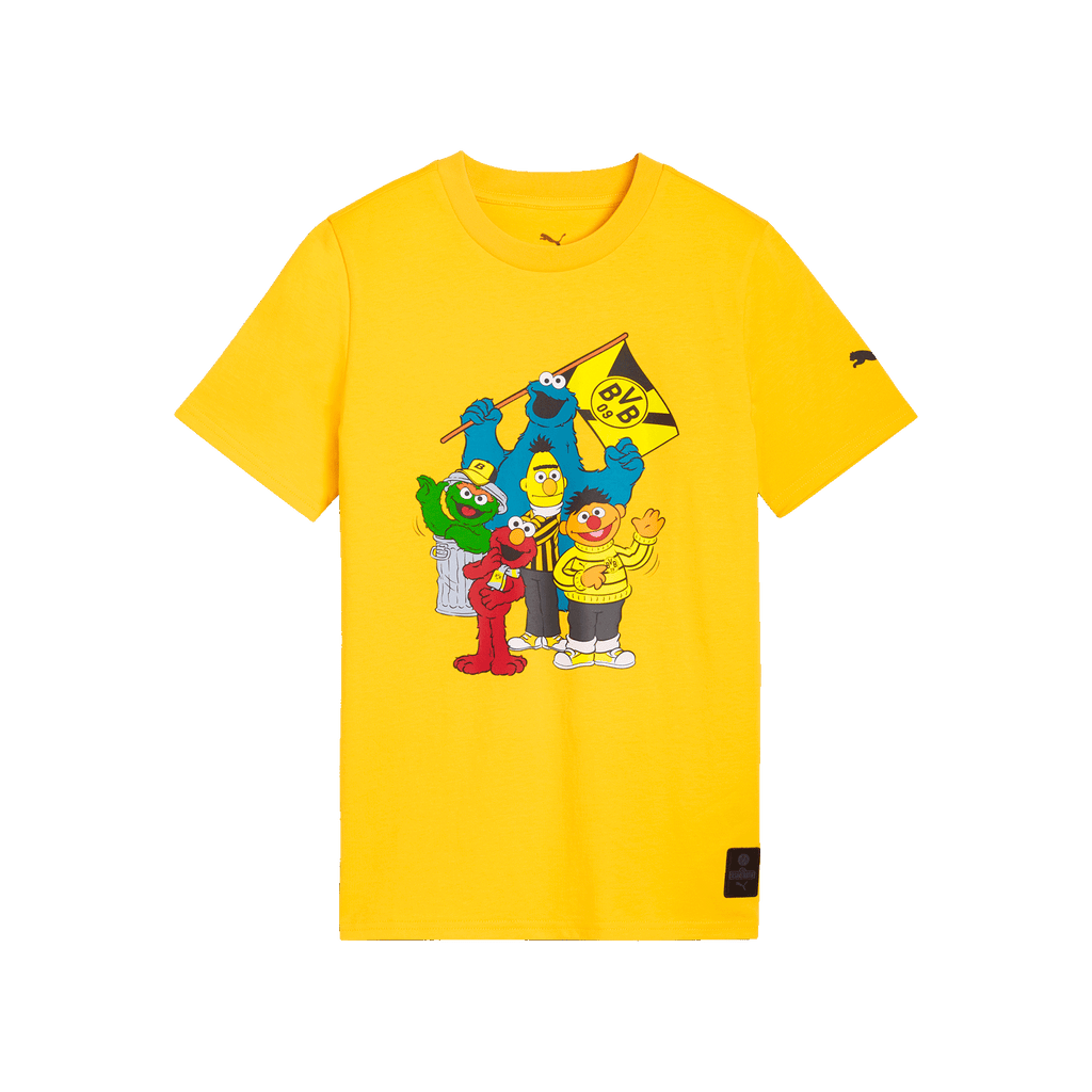 Camiseta infantil amarilla del BVB de Barrio Sésamo con un estampado colorido de los personajes de Barrio Sésamo: Ernie, Bert, Elmo, el Monstruo de las Galletas y Oscar, que llevan una bandera del BVB 09.