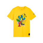 Camiseta infantil amarilla del BVB de Barrio Sésamo con un estampado colorido de los personajes de Barrio Sésamo: Ernie, Bert, Elmo, el Monstruo de las Galletas y Oscar, que llevan una bandera del BVB 09.