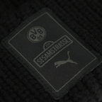 Schwarze BVB-Sesamstraße Beanie mit BVB-Logo, Sesamstraße-Text und PUMA-Logo, idealer Fanartikel für Borussia Dortmund Fans.