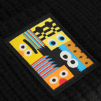 Schwarze BVB-Beanie mit aufgesticktem farbenfrohem Sesamstraße-Motiv, ideal für Fans von Borussia Dortmund und Sesamstraße.