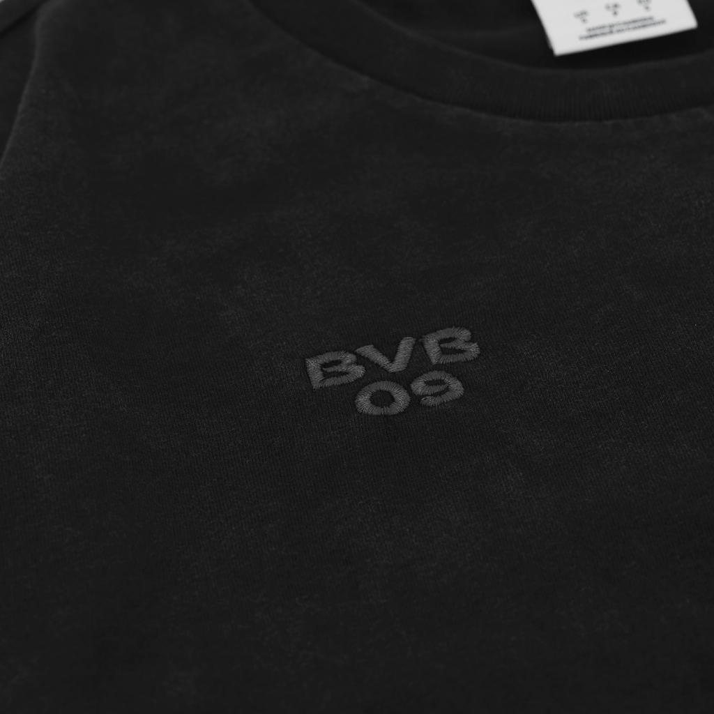 Black BVB-PUMA T-shirt for women with a subtle embroidered BVB 09 logo on the front. Comfortable shirt made of high-quality fabric, ideal for fans.