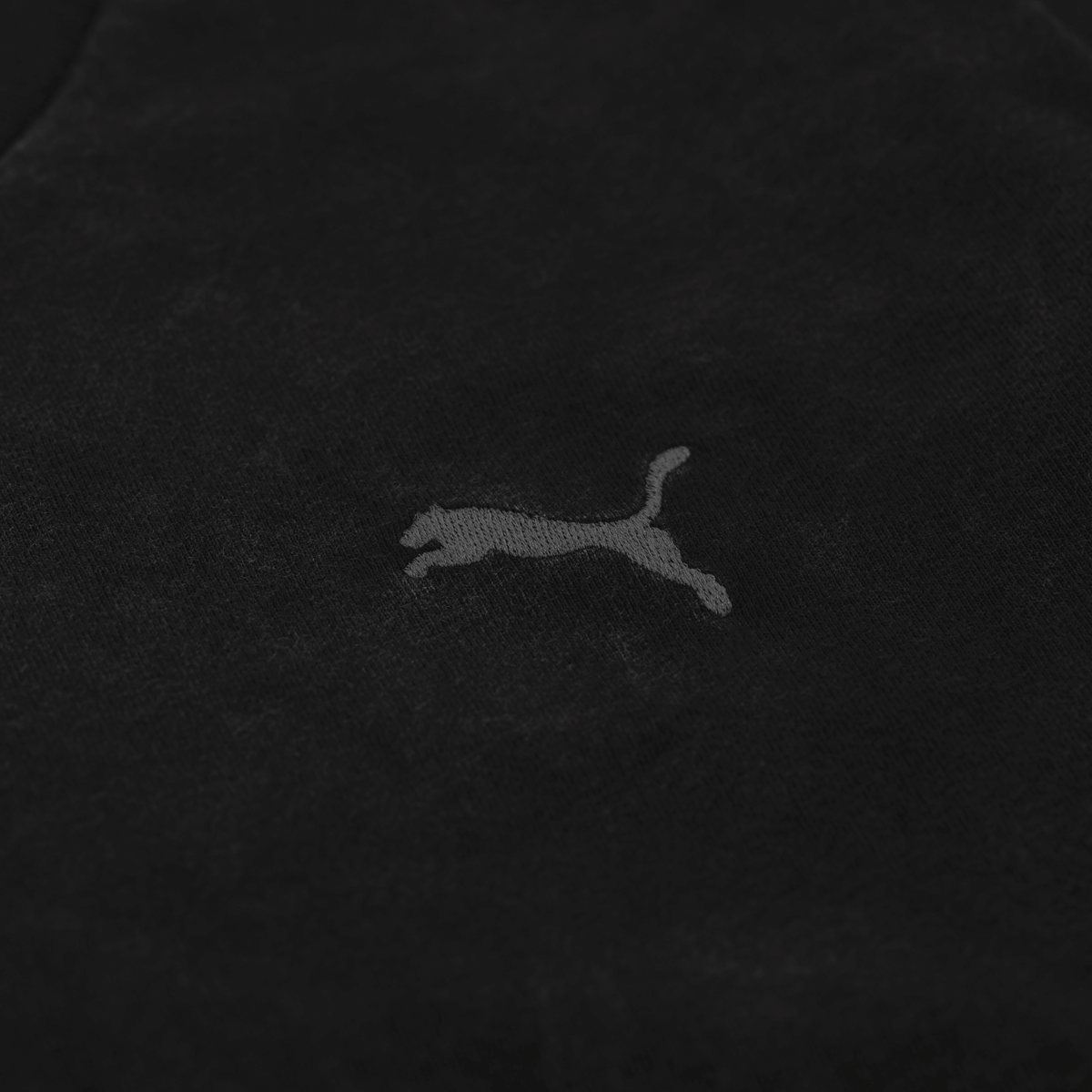 T-shirt noir pour femme issu de la collection BVB PUMA Ess Elevated, avec un logo PUMA apparent sur la poitrine.