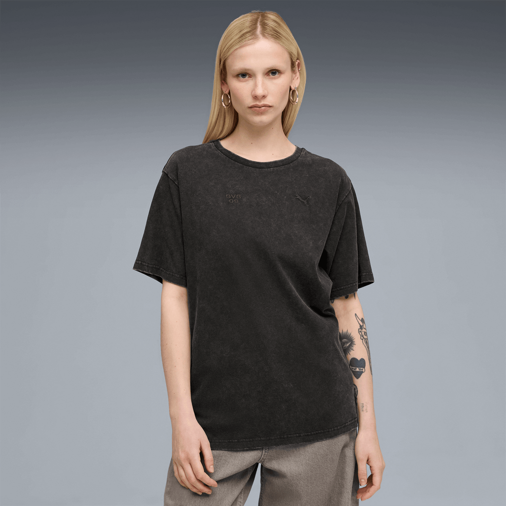 T-shirt noir BVB PUMA Ess Elevated pour femme, coupe décontractée, idéal pour les tenues de supporters et les tenues de loisirs, orné des logos discrets du BVB et de PUMA.