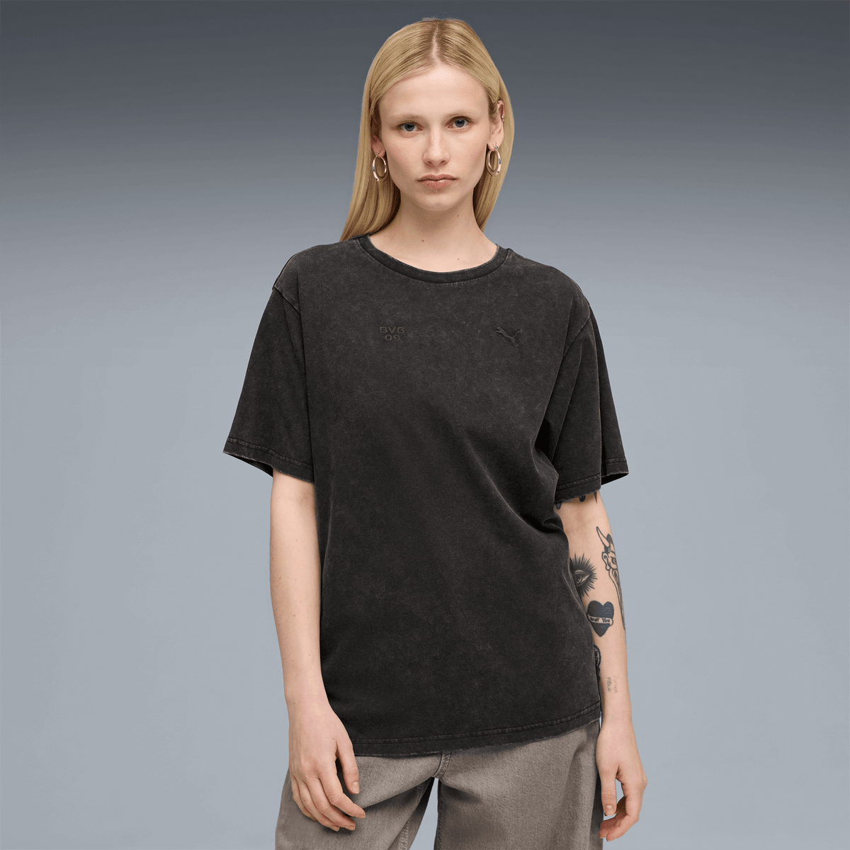 T-shirt noir BVB PUMA Ess Elevated pour femme, coupe décontractée, idéal pour les tenues de supporters et les tenues de loisirs, orné des logos discrets du BVB et de PUMA.