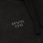 Schwarzer BVB PUMA Ess Elevated Hoodie für Frauen, Nahaufnahme des gestickten BVB 09-Logos auf der Vorderseite.