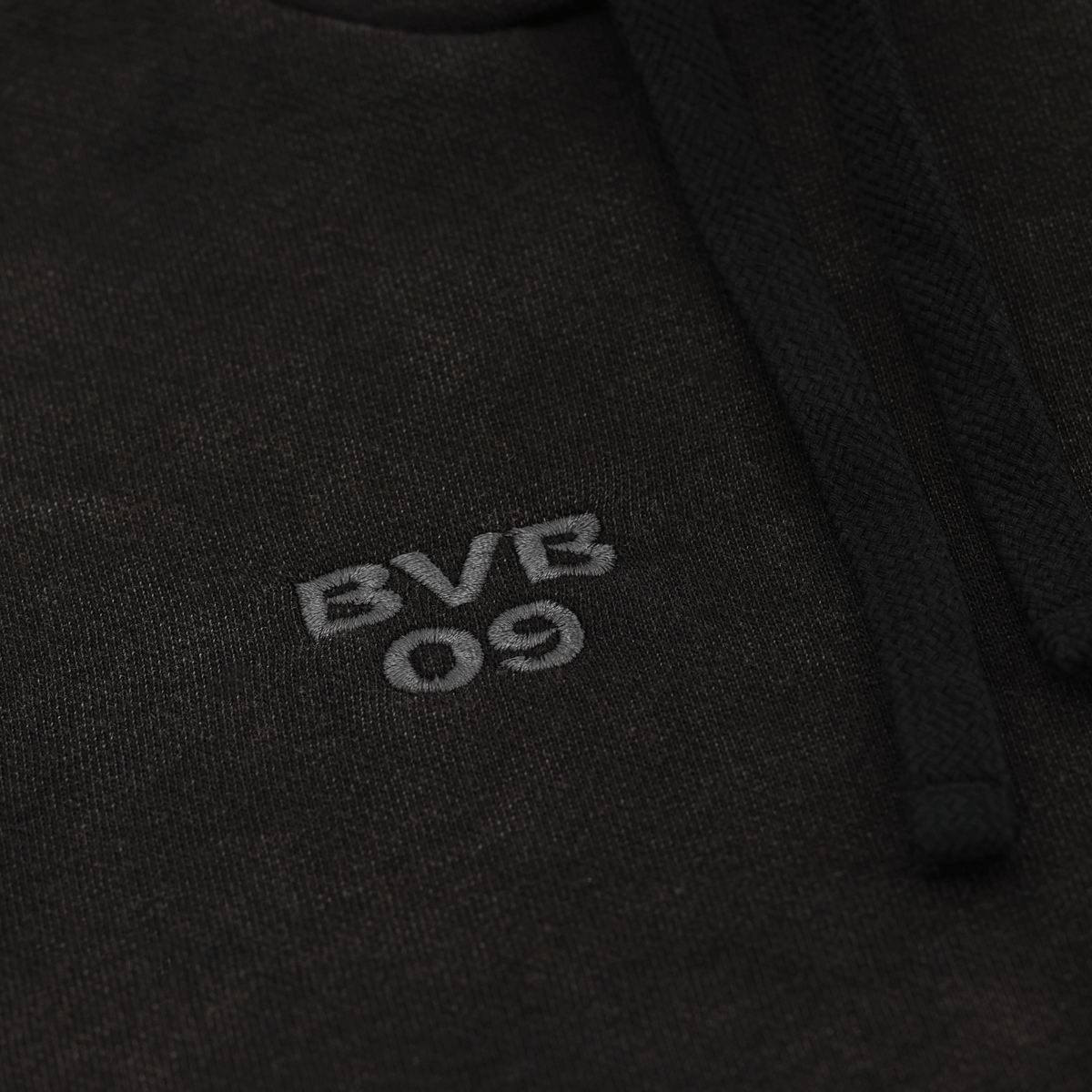 Schwarzer BVB PUMA Ess Elevated Hoodie für Frauen, Nahaufnahme des gestickten BVB 09-Logos auf der Vorderseite.