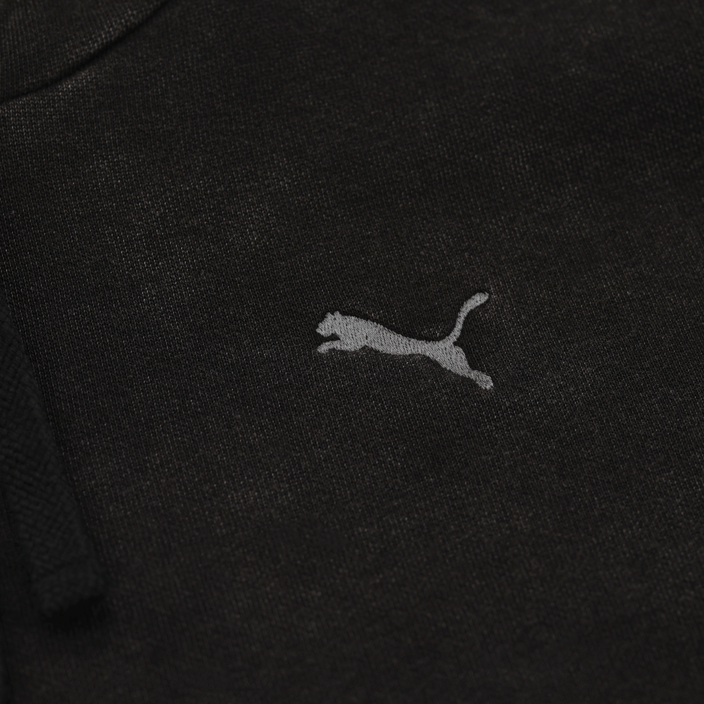 Detailaufnahme eines schwarzen BVB PUMA Ess Elevated Hoodies für Frauen mit sichtbarem PUMA-Logo.