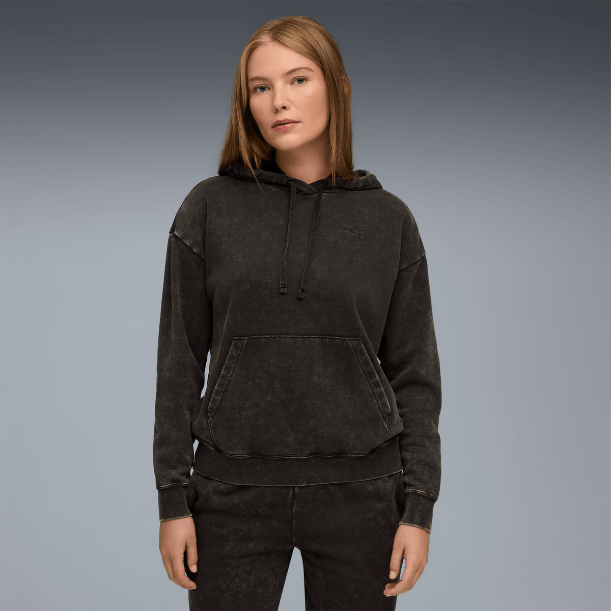 Schwarzer BVB PUMA Ess Elevated Hoodie für Frauen, mit Kapuze, Kängurutasche und schlichtem Design.