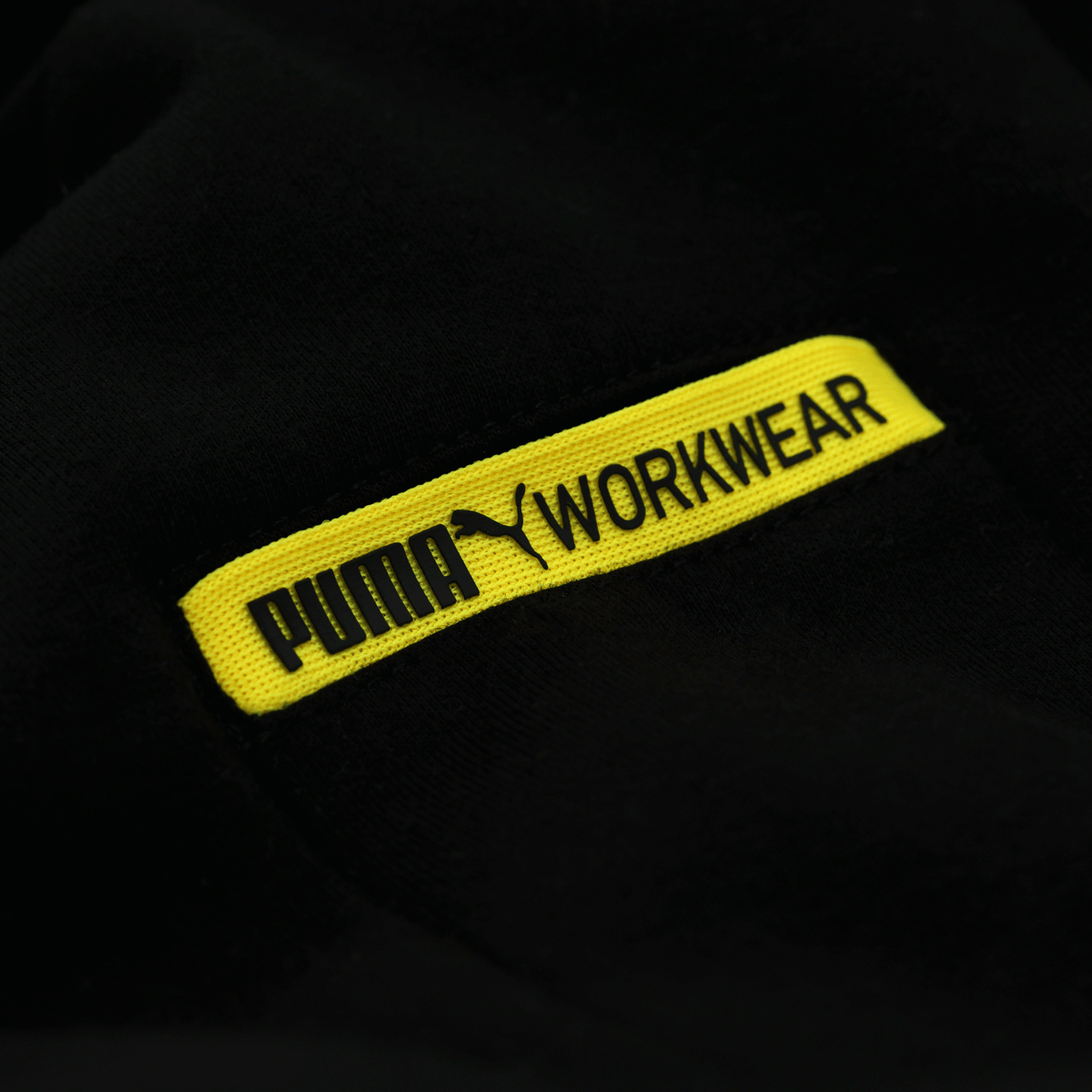 Sweat-shirt de travail noir du BVB orné d'un logo PUMA Workwear jaune bien visible, idéal pour les supporters et comme tenue de travail.