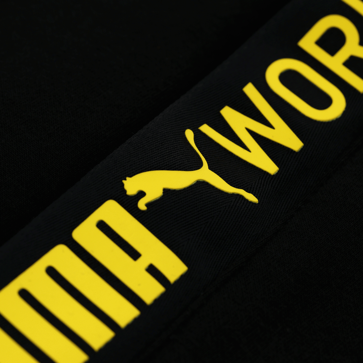 Sweat-shirt de travail noir du BVB arborant en gros plan le logo jaune « PUMA World », idéal pour les supporters du Borussia Dortmund.