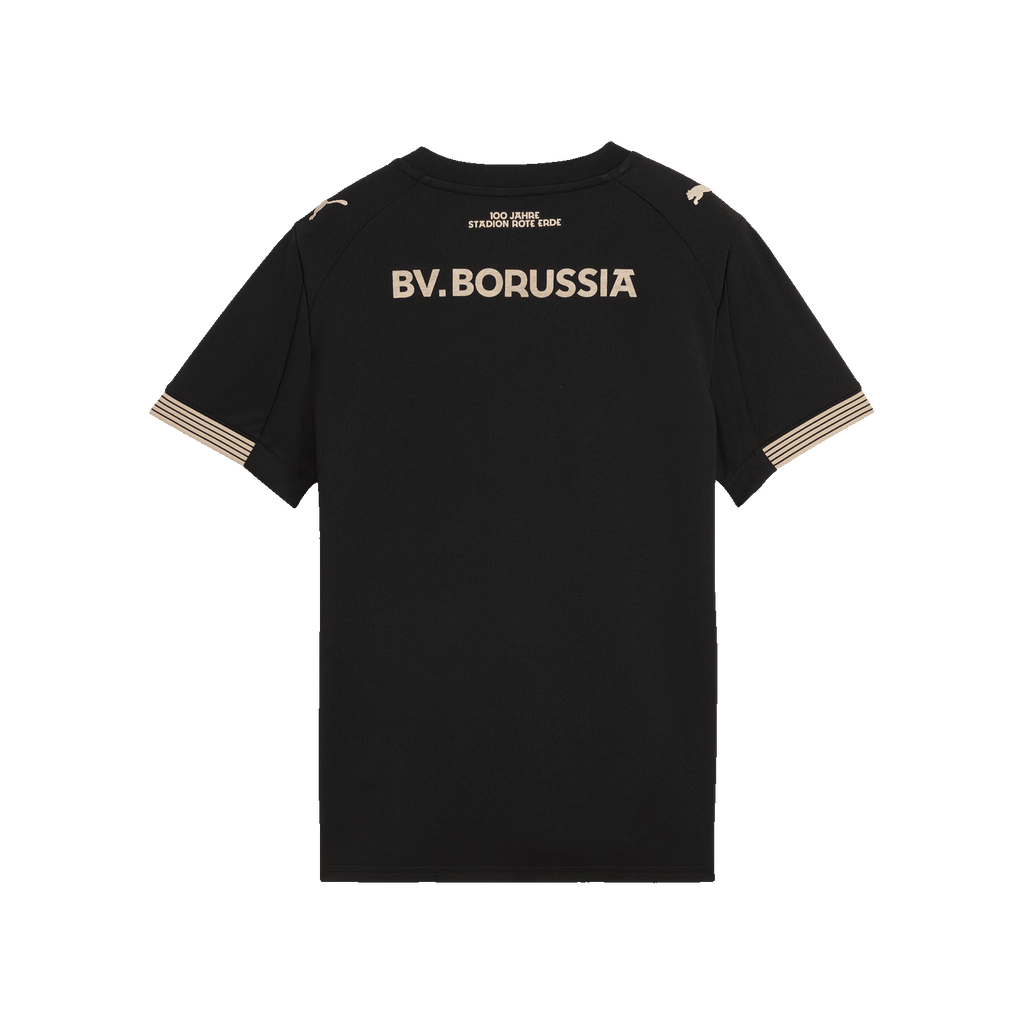 黒の半袖Tシャツ。袖口に金色のストライプが入っており、背面に金色の「BV.BORUSSIA」の文字と、ロテ・エルデ・スタジアム開場100周年を記念する表記があり、肩にはプーマのロゴが入っています。