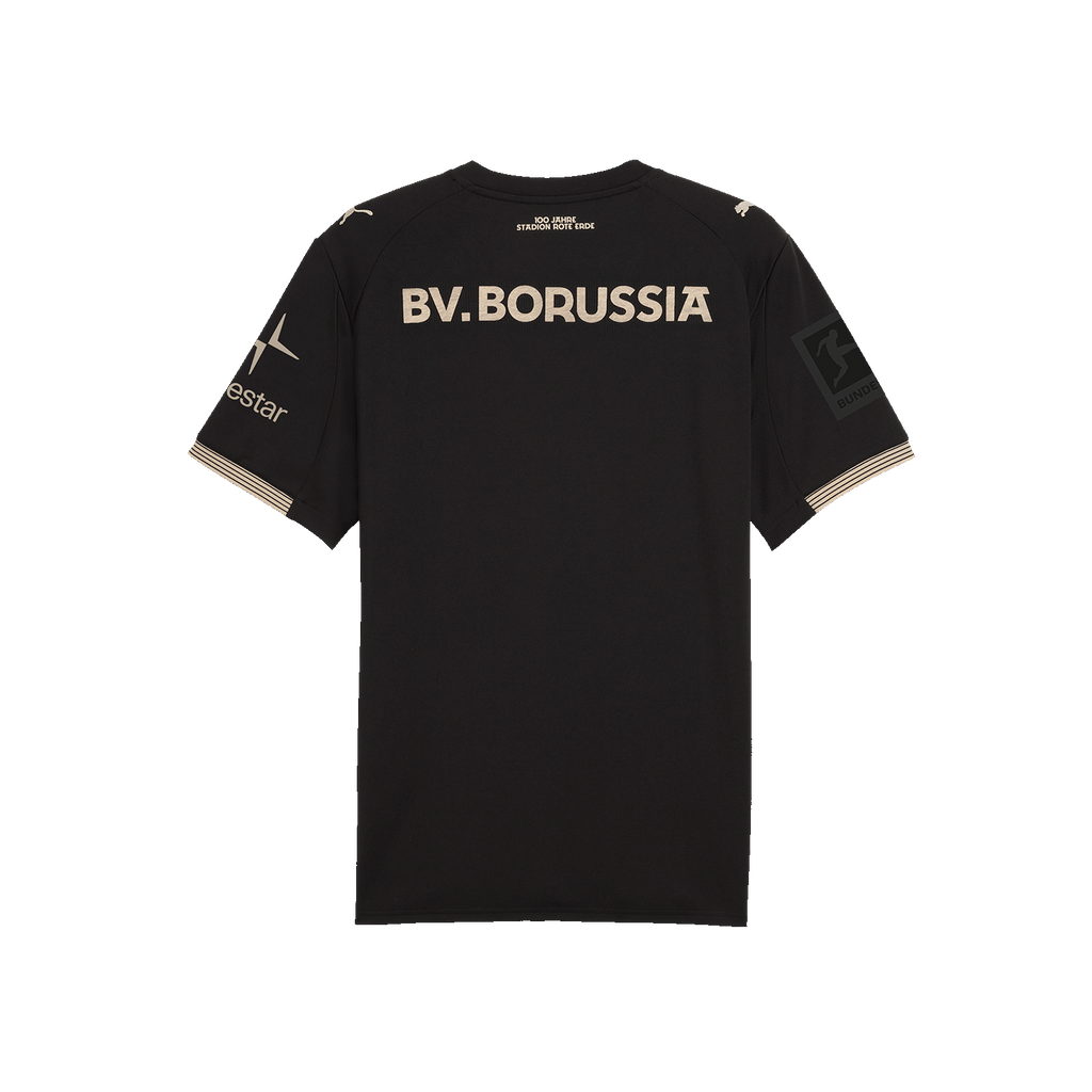 Vista posteriore della maglia speciale del BVB, di colore nero con dettagli dorati e la scritta "BV. Borussia", realizzata in occasione del centenario della "Rote Erde".