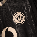 Maillot spécial du BVB à l'occasion du 100e anniversaire du stade Rote Erde, de couleur noire, orné du logo du BVB, d'un motif original et de l'emblème PUMA.