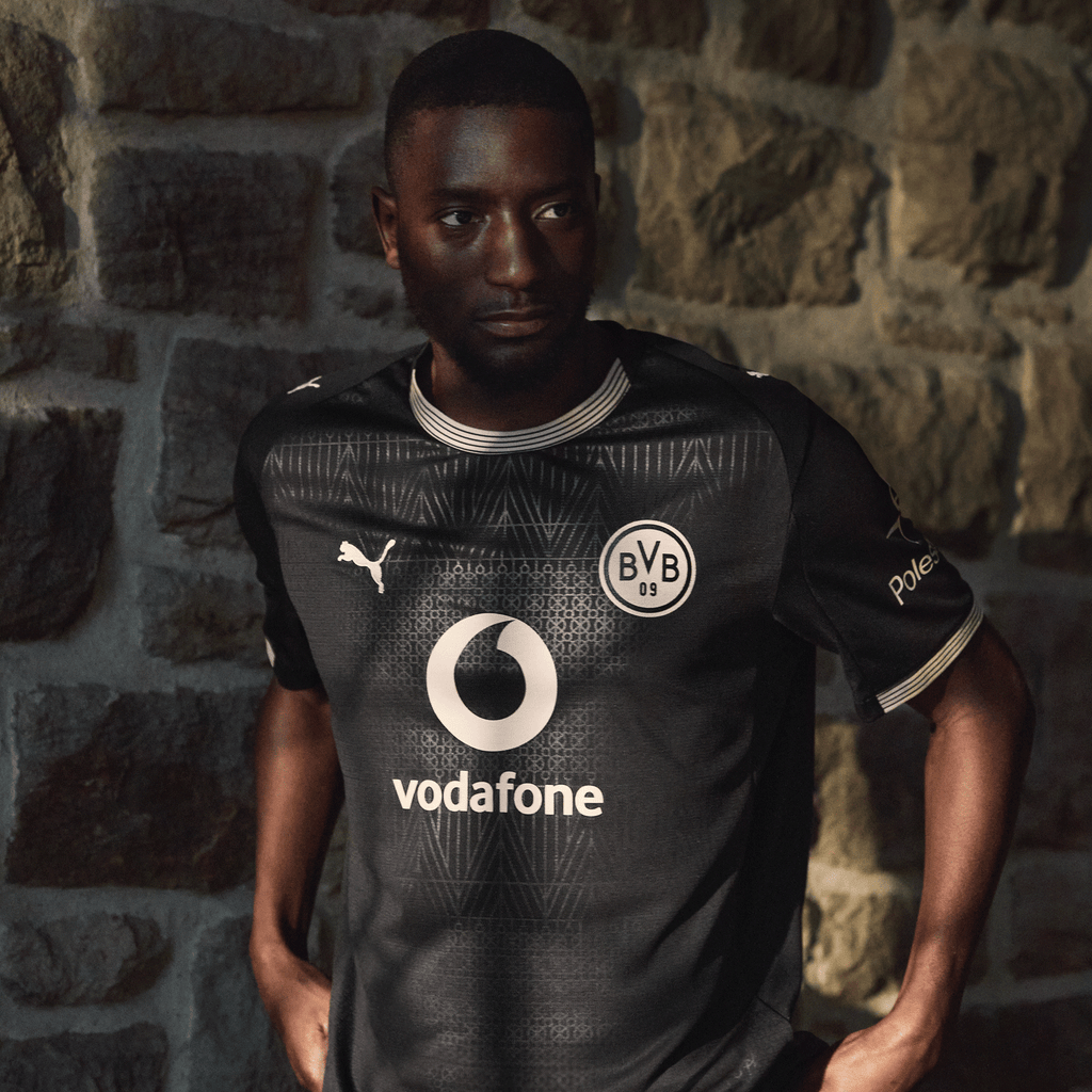 Maillot spécial du BVB « 100 ans de Rote Erde » en noir, au design unique, avec les logos PUMA et BVB ainsi que l'emblème du sponsor Vodafone sur le devant.
