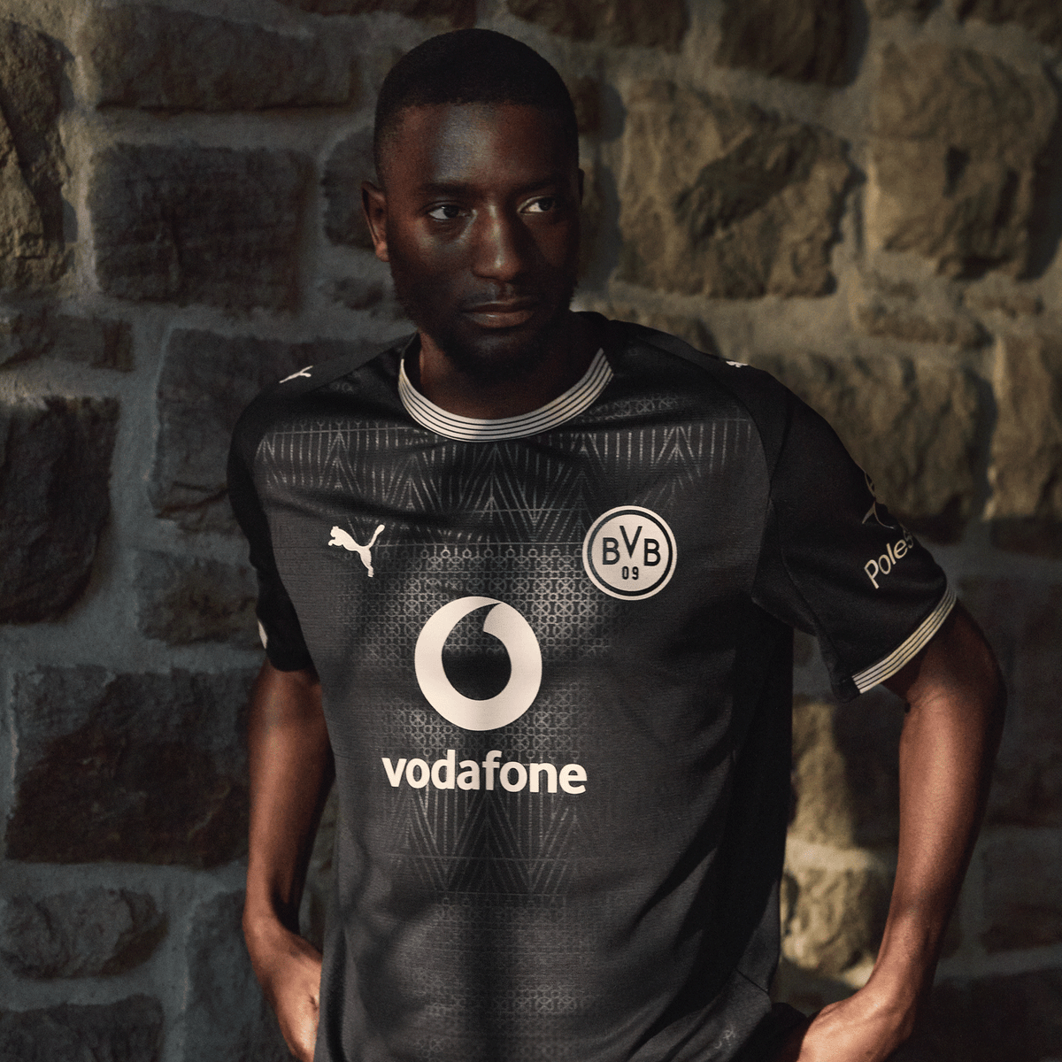 Maillot spécial du BVB « 100 ans de Rote Erde » en noir, au design unique, avec les logos PUMA et BVB ainsi que l'emblème du sponsor Vodafone sur le devant.