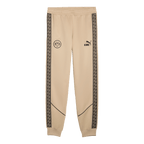 Pantalon de loisirs BVB beige avec des détails noirs, le logo BVB, l'inscription « KING » et des bandes latérales à motifs, idéal pour les supporters du Borussia Dortmund et les activités sportives de loisirs.