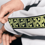 Detailaufnahme vom Ärmel eines BVB-Hoodies in Silber mit schwarzgelbem Muster und markantem Borussia Dortmund Design.